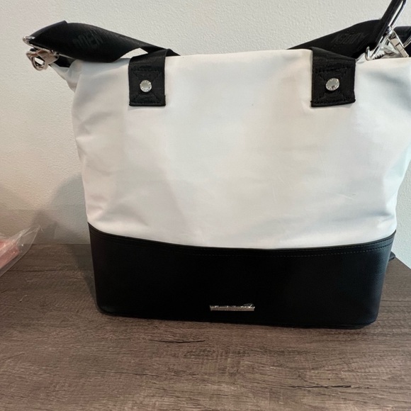 17-Steve Madden Weekend Bag - Picture 3 of 6